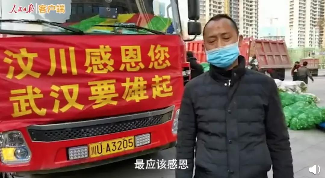 感動(dòng)！耿直！來(lái)自汶川的6輛卡車(chē)上，貼著同一句話…