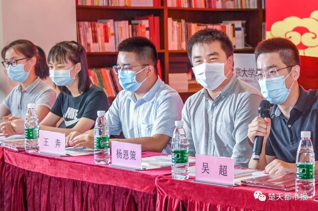 北大首批錄取通知書(shū)送往武漢，送信人的身份很特別 | 特別關(guān)注