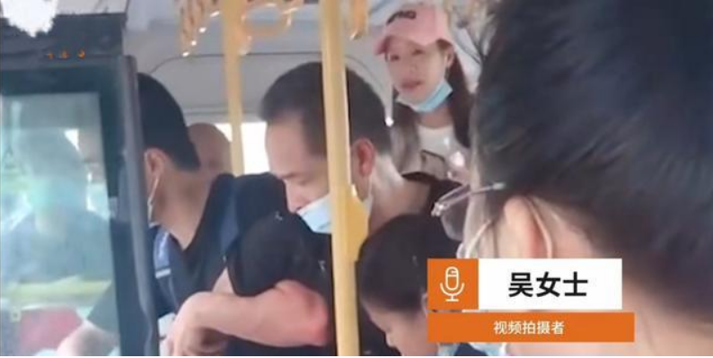 湖北一警校學(xué)生公交車(chē)上揪住小偷不放，他不怕對(duì)方出聲威脅